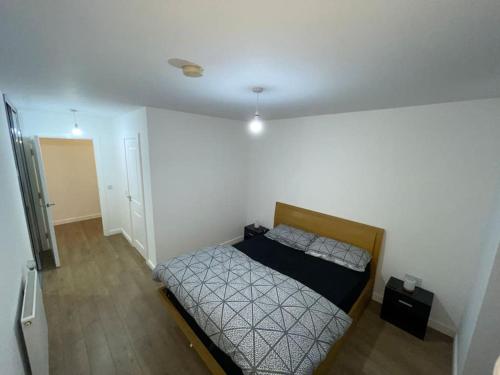 Tempat tidur dalam kamar di Spacious and modern 2-bedroom flat near Canary Wharf in London