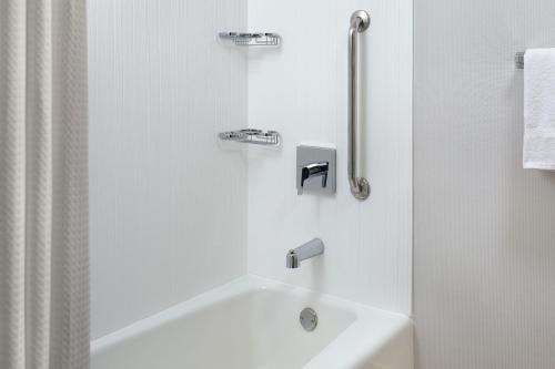 y baño blanco con bañera y ducha. en Courtyard Greenville Haywood Mall, en Greenville