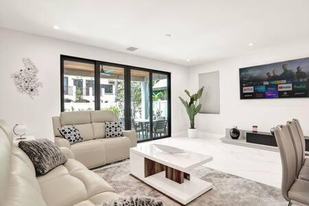 TV a/nebo společenská místnost v ubytování New 4BR w Pool Walk to Las Olas 5mins to Beach