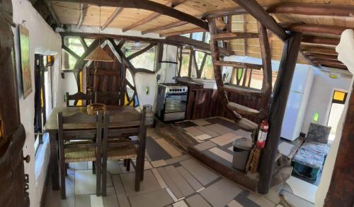 a room with a table and a stove in it at Cabaña bosque y mar in Salinas 