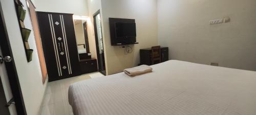 Una cama o camas en una habitación de Stayz Inn Hotels - T nagar Chennai Near Pondy Bazzar