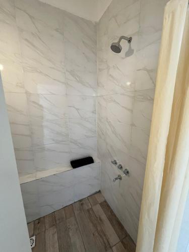 Ένα μπάνιο στο Departamento STONE Puerto Madryn muy luminoso excelente ubicación