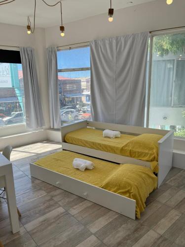 Ένα ή περισσότερα κρεβάτια σε δωμάτιο στο Departamento STONE Puerto Madryn muy luminoso excelente ubicación