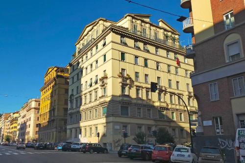 CASA GIULIANA - 2 baths, 3 bdr with 9 sleeps, bed-free living room with 2 sofas, efficient kitchen - Family friendly - ancient 2nd floor elevator mansion - 600 meters from Vatican & Ottaviano metro - Secure, quiet, wealthy, accessible "P r a t i" district