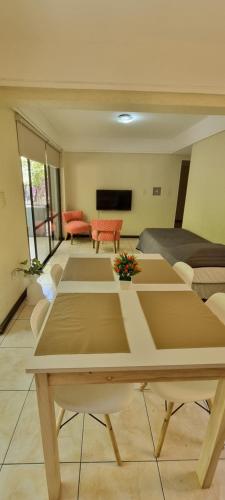 uma sala de estar com uma mesa e uma cama em Apex Apart em Mendoza