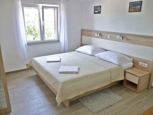 Un dormitorio con una cama con dos bandejas. en Apartment in Starigrad-Paklenica 34902 en Starigrad-Paklenica