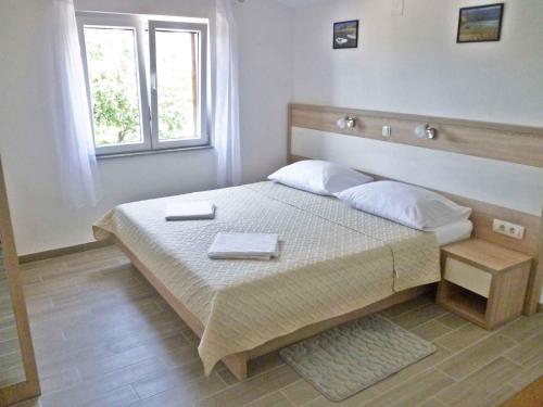 Postel nebo postele na pokoji v ubytování Apartment in Starigrad-Paklenica 34902