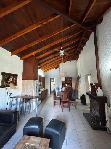 cocina y sala de estar con ventilador de techo en FloChris Villa Gesell Zona Norte SOLO FAMILIAS en Villa Gesell