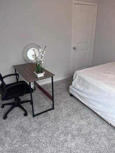 um quarto com uma secretária com uma cadeira e uma cama em Home away from Home em Manvel
