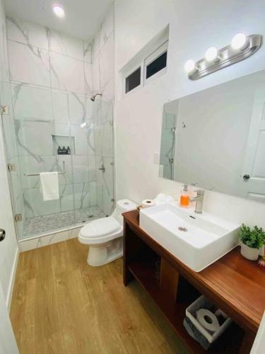 a bathroom with a sink and a toilet and a shower at Casa Nefertari in Flores