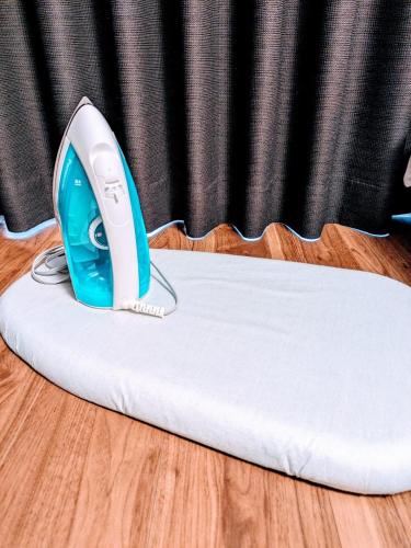 a iron sitting on top of a white pillow at 書斎でくつろぐスイートルーム in Nagoya