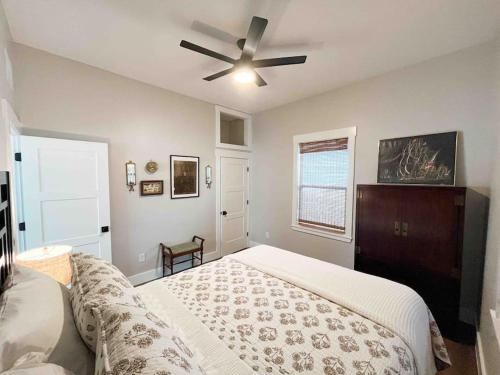 een slaapkamer met een bed en een plafondventilator bij Carmen’s Casita in Tampa
