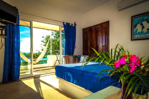 希伯萊特沙灘的住宿－Villas Mykonos，一间卧室设有一张床和一个滑动玻璃门