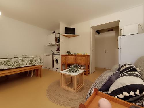 Appartement Saint-Brevin-les-Pins, 2 pièces, 3 personnes - FR-1-364-147 في سانت-بريفين-لي-بان: غرفة معيشة مع أريكة وطاولة