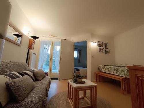 un salon avec un canapé et un lit dans l'établissement Charmant T2 à 100m de la plage, terrasse sud, proche commerces - Saint Brevin L'Océan - FR-1-364-147, à Saint-Brévin-les-Pins