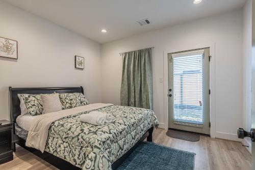 a bedroom with a bed and a window at Luxury Charming 3BR 3Bath Free Wi-FI 8 Guests, Gated Home, Houston Downtown in Houston