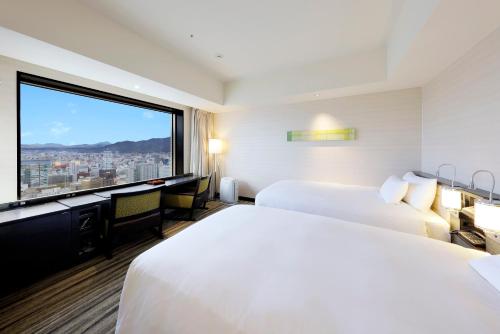 Cama ou camas em um quarto em JR Tower Hotel Nikko Sapporo