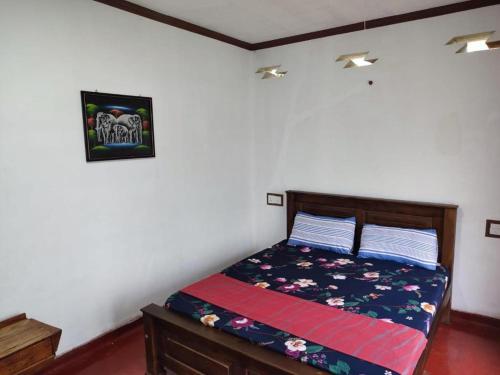 1 dormitorio con 1 cama en una habitación en Digital Nomads, en Weligama