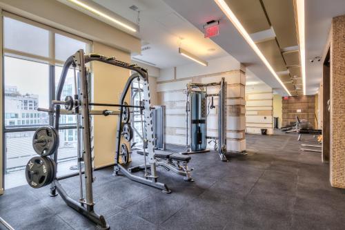 einen Fitnessraum mit zwei Laufbändern und zwei Maschinen in der Unterkunft RivetStays - The Atmos in Toronto