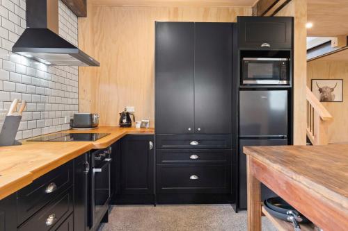 Una cocina o zona de cocina en Raglan Country Lodge