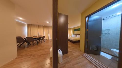 een kamer met een glazen deur naar een eetkamer bij Alunsina Hotel and Spa in Roxas City