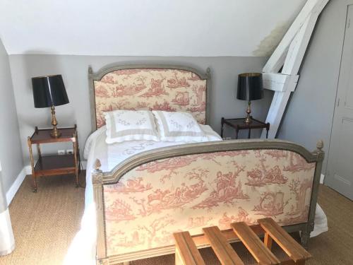 1 dormitorio con 1 cama, 2 lámparas y una escalera en Maison de 3 chambres a Annebault, en Annebault