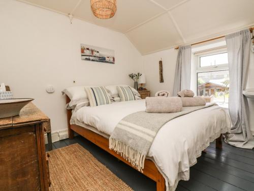 Postel nebo postele na pokoji v ubytování Driftwood Cottage