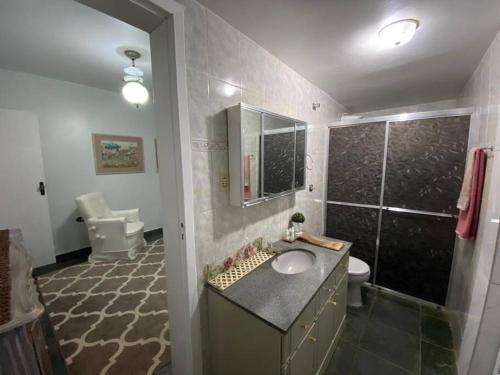 een badkamer met een wastafel en een toilet bij Aconchego e natureza em PG in Ponta Grossa