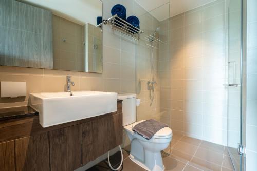 ein Bad mit einem Waschbecken, einem WC und einer Dusche in der Unterkunft Central Hill View Condo A920 B with Prime Location in Ban Ket Ho