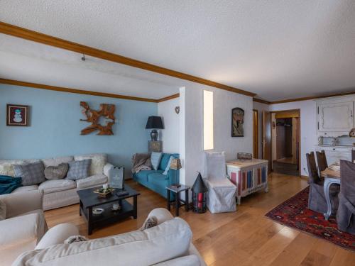 un salon avec des canapés et une table dans l'établissement Appartement 100m² 3 Chambres avec Sauna sur le Front de Neige à Val Thorens - FR-1-640-59, à Val Thorens