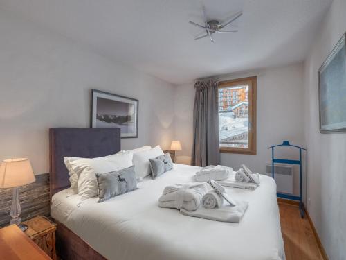 une chambre avec un lit blanc avec des serviettes dessus dans l'établissement Appartement 100m² 3 Chambres avec Sauna sur le Front de Neige à Val Thorens - FR-1-640-59, à Val Thorens