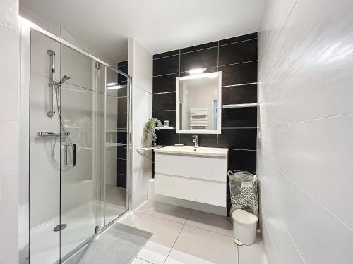 a white bathroom with a sink and a shower at Appartement Palavas-les-Flots, 3 pièces, 5 personnes - FR-1-715-94 in Palavas-les-Flots