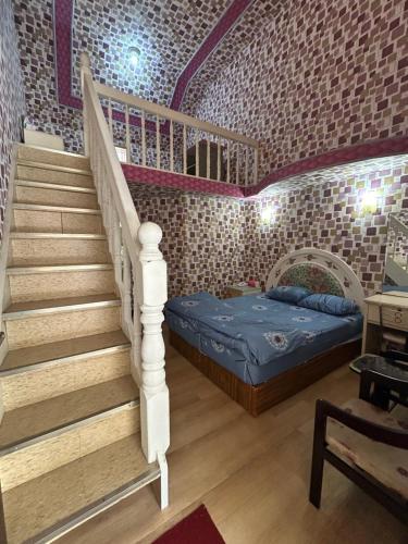 a room with a bed and a staircase with a bed gmaxwell gmaxwell gmaxwell at 林中林民宿 in Chien-shan