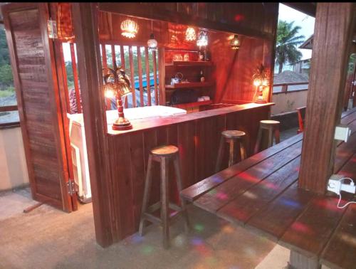 un bar con taburetes en una habitación con barra en HOTEL RM en Nuquí