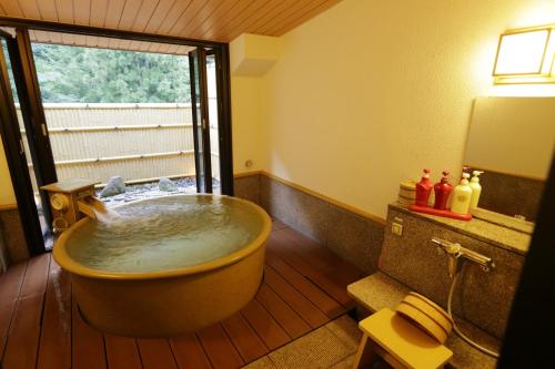 箱根町にある天成園の窓付きのバスルーム(大型バスタブ付)
