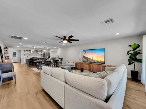 uma sala de estar com um sofá e uma ventoinha de tecto em 20th Phoenix home em Phoenix