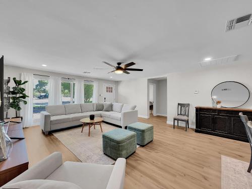 uma sala de estar com mobiliário branco e uma ventoinha de tecto em 20th Phoenix home em Phoenix