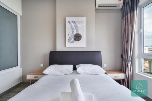 Postel nebo postele na pokoji v ubytování JOMSTAY Octagon Ipoh Suites
