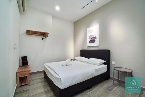 Postel nebo postele na pokoji v ubytování JOMSTAY Octagon Ipoh Suites