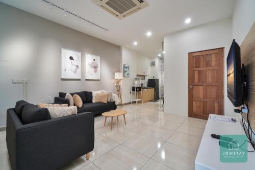TV a/nebo společenská místnost v ubytování JOMSTAY Octagon Ipoh Suites