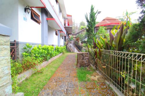 Sinergi Hotel Tretesにある庭