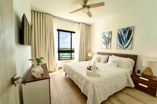 um quarto com uma cama e uma grande janela em Scenic View Apartment in Downtown Punta Cana em Punta Cana