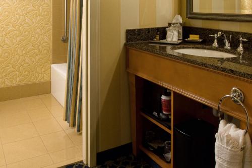 y baño con lavabo y ducha. en Greenville Marriott, en Greenville