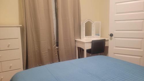 een slaapkamer met een bed, een bureau en een spiegel bij Chateau de Woodlawn - Room II - Le Parisienne in Chicago