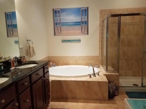 Ένα μπάνιο στο Spectacular Spacious Beach Villa near Bethany Beach