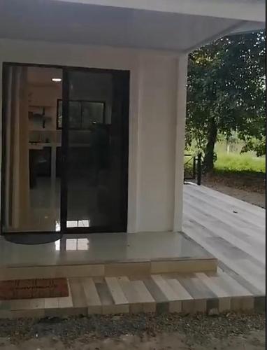 an external view of a white building with a window at Cabañas Mantas in Tarcoles