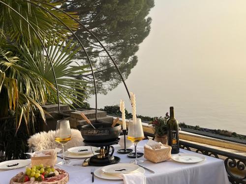 Montreux Luxury Suite في مونترو: طاولة مع أكواب من النبيذ والطعام عليها