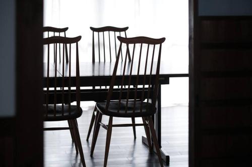 a group of three chairs sitting at a table at 日々の宿しののめ101 宇野駅から車で5分 直島へ 最大8名様 古民家 in Tamano