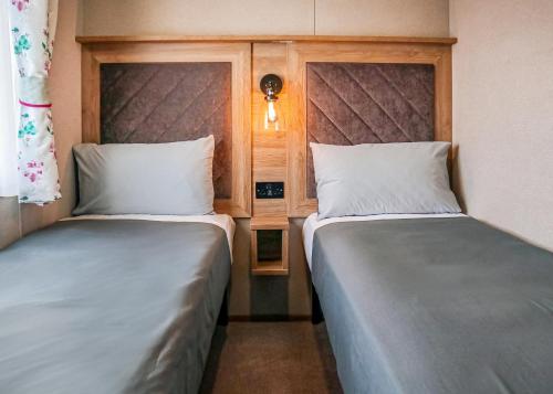 チャペル・セント・レオナルズにあるGolden Palm Resortのベッド2台が隣同士に設置された部屋です。