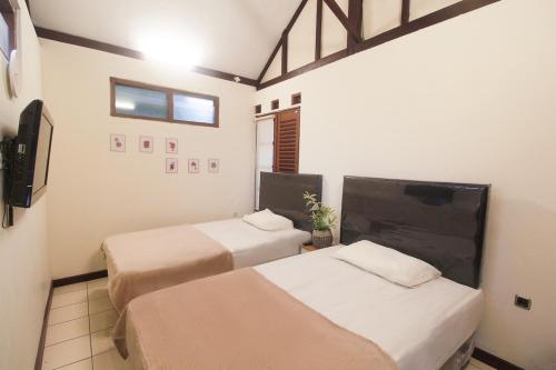מיטה או מיטות בחדר ב-Omah Jombor Homestay Jogja